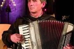 Mitko warmt het publiek op als special guest in het voorprogramma