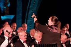 Dirigente Anneke van Wassenhove heeft het koor volledig onder controle