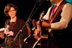 Reni en Elisa boeien het publiek met eigen gemaakte kerstnummers...