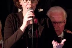 Reni zingt vertellend over de inhoud van kerst