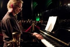 John in kenmerkende stijl...