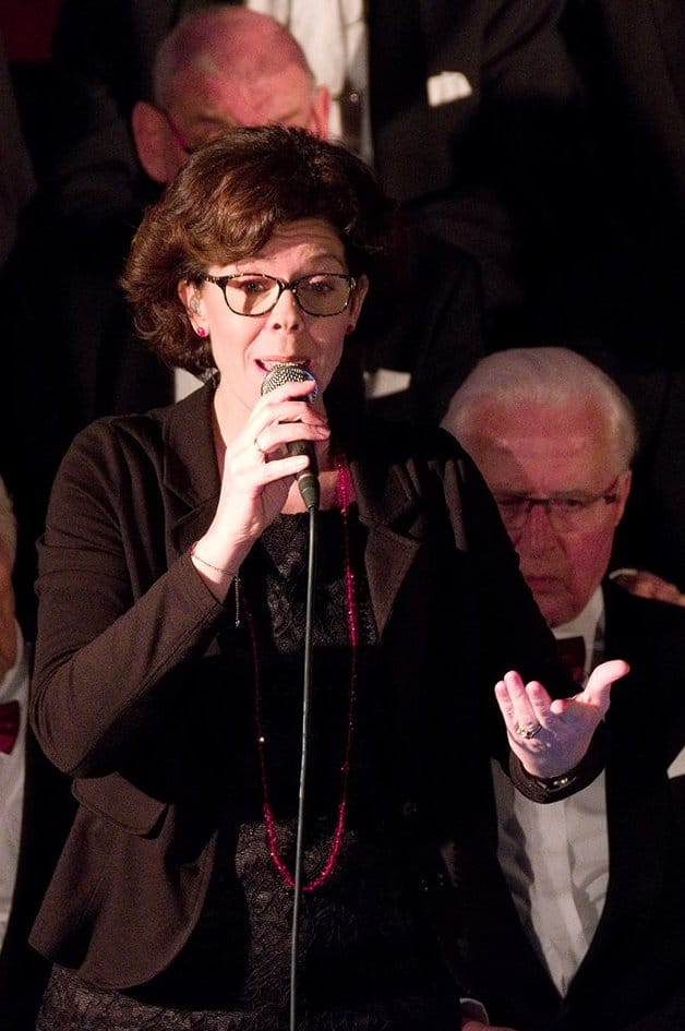 Reni zingt vertellend over de inhoud van kerst